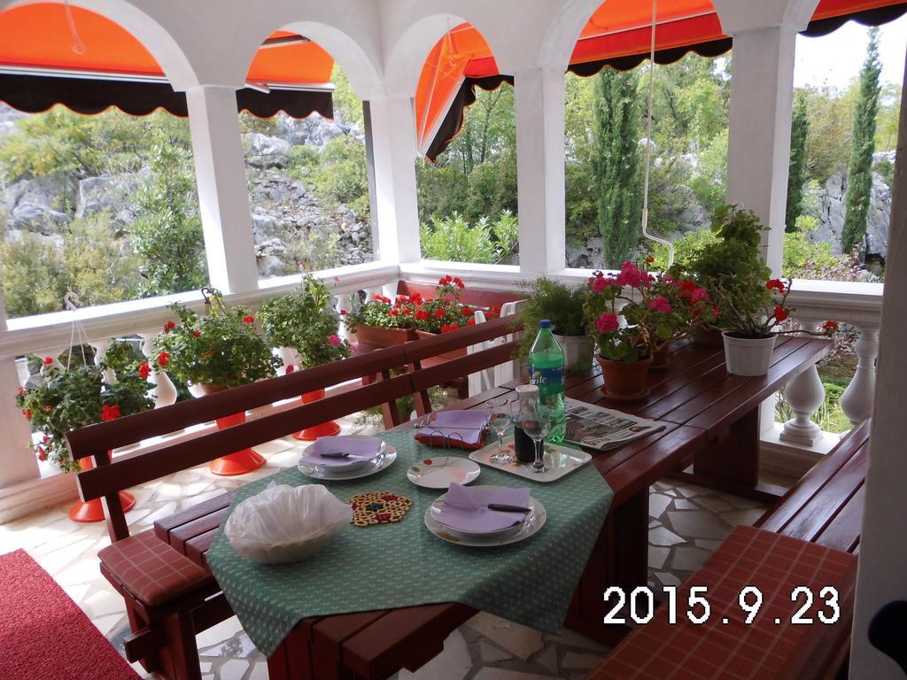 Vila Jadranka Apartments And Rooms Omisalj Ngoại thất bức ảnh