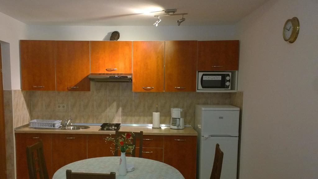 Vila Jadranka Apartments And Rooms Omisalj Phòng bức ảnh